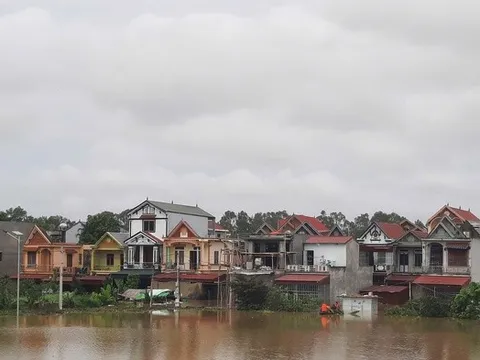 Lý do Cảnh sát giao thông Thanh Hóa từ chối hỗ trợ người dân về nhà trong lúc lũ chảy xiết