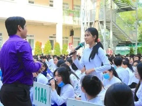 Trường học không nhận hoa tại lễ khai giảng, mong đổi sang học bổng cho học sinh