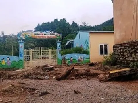 Giáo viên ở Thanh Hóa thẫn thờ nhìn trường lớp bị lũ tàn phá