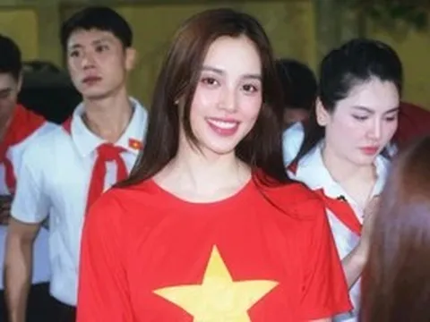 Tiểu Vy cùng Bảo Ngọc vinh dự tham gia diễu hành tại Quảng trường Ba Đình