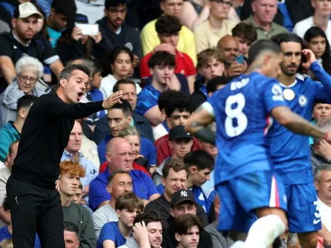 HLV Fulham nổi nóng với trọng tài