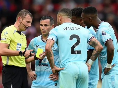 HLV Scott Parker tố VAR thiên vị MU