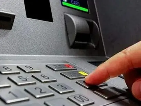 Chiêu tiết kiệm phí rút tiền tại ATM