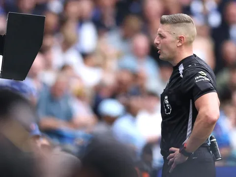 Báo động chất lượng trọng tài Premier League