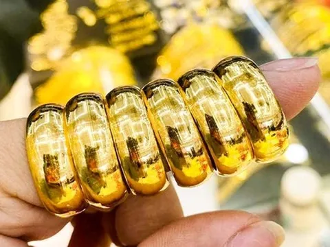Nhiều người mua vàng lãi gấp đôi khi giá vàng lập đỉnh mới 130 triệu đồng/lượng