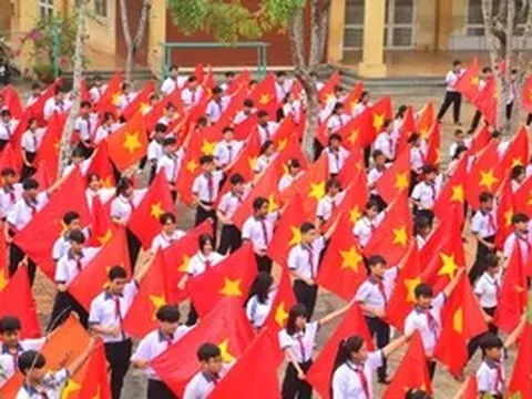 Học sinh Cần Thơ phủ đỏ sân trường mừng Quốc khánh