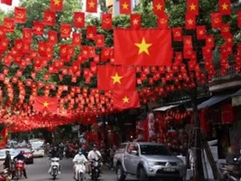 Hà Nội rợp trời sắc đỏ mừng Quốc khánh