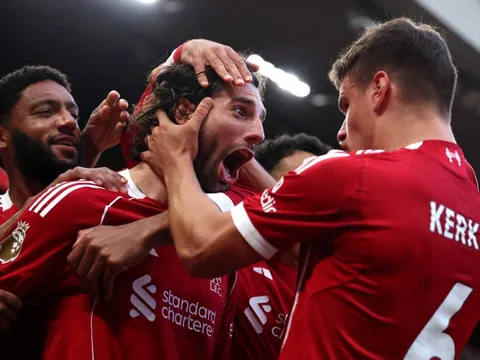 Liverpool chọn cách ‘điên rồ’ để bảo vệ ngôi vương