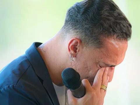 Antony bật khóc