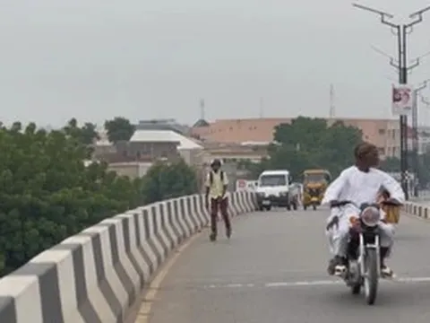 Nigeria: Học sinh trượt patin đến trường để tiết kiệm chi phí