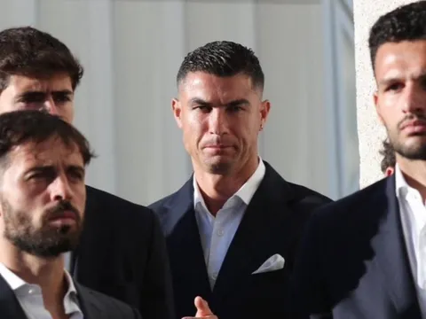 Ronaldo nén nước mắt