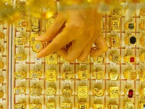 Giá vàng lập đỉnh liên tục, có nên mua vào để chớp cơ hội lấy lời?