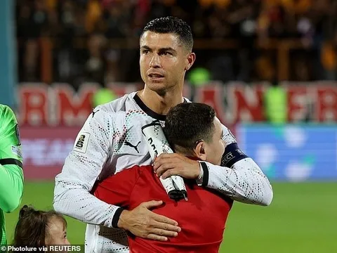 Ronaldo chia sẻ video cảm động với cậu bé may mắn