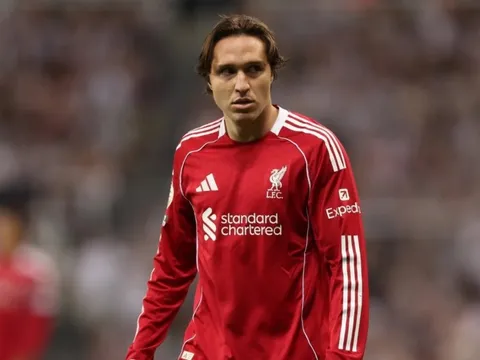 Chiesa mở đường rời Liverpool