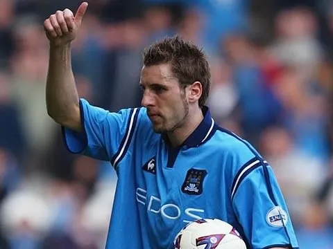 Hai con trai của cựu tiền đạo Man City lần lượt bị bắt