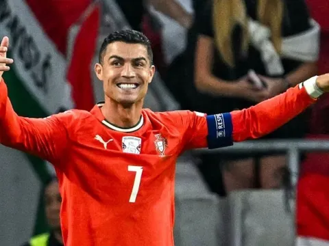 Ronaldo làm nên lịch sử