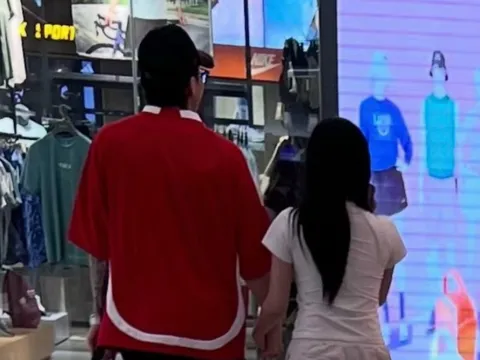 Xôn xao hình ảnh nữ ca sĩ Vbiz bị bắt gặp hẹn hò với bạn trai kém tuổi