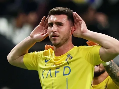 Laporte là tù nhân trong 'chiếc lồng vàng'