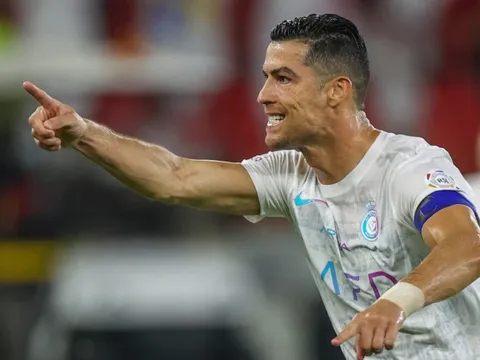 Ronaldo khắc tên mình vào ngôi đền huyền thoại