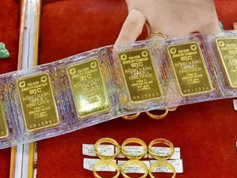Giá vàng tăng thì sợ đu đỉnh, giá giảm lại chờ bắt đáy, người phụ nữ thừa nhận: "Vì suy nghĩ đó mà đến nay chưa có một chỉ vàng nào"