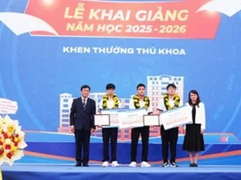 Trường Đại học Khoa học Tự nhiên TPHCM vinh danh 3 thủ khoa tại lễ khai giảng