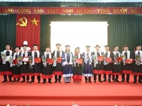 54 tân cử nhân Luật nhận bằng tốt nghiệp tại Trung tâm GDTX Vĩnh Phúc