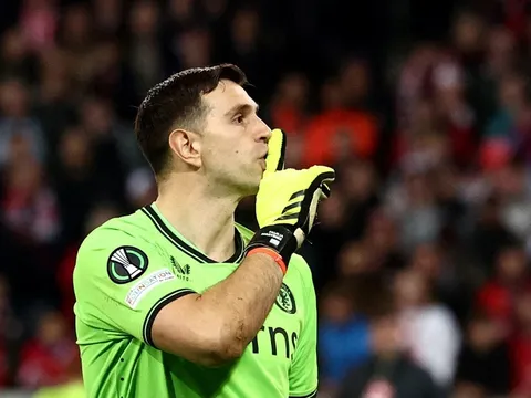 Emiliano Martinez đi vào lịch sử Aston Villa