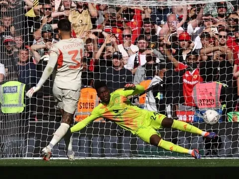 Cuộc tái ngộ thú vị cách derby Manchester hơn 3.000 km