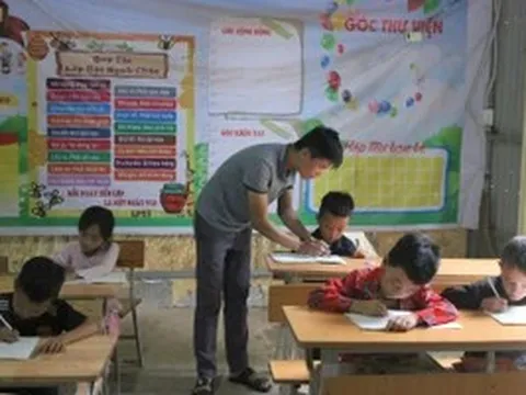 Nâng cao năng lực cán bộ giáo dục cấp xã: 'Vừa chạy vừa xếp hàng'
