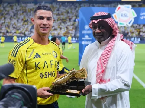 Ronaldo nhận Giày vàng trong ngày Al Nassr lên đầu bảng