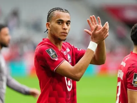 Em trai Mbappe gây sốt