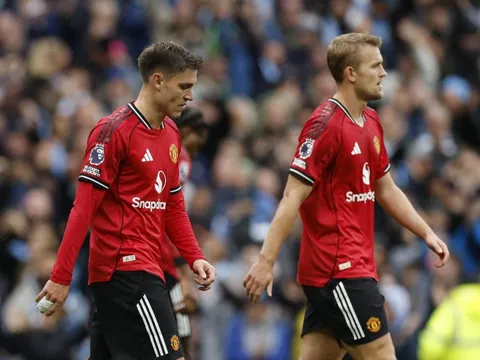 Manchester United sụp đổ vì con người không khớp hệ thống