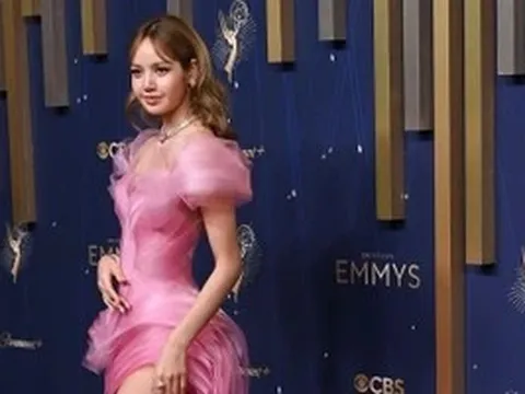Lisa (BLACKPINK) gây sốt với diện mạo đẹp tựa AI, thần thái khó ai bì kịp