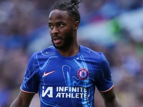 Sterling 'làm khổ' Chelsea