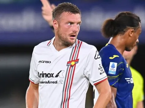 Vardy làm đội bóng mới đau đầu