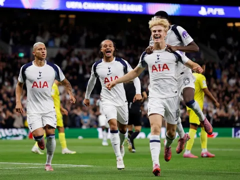 Thủ môn mắc sai lầm ngớ ngẩn ở Champions League