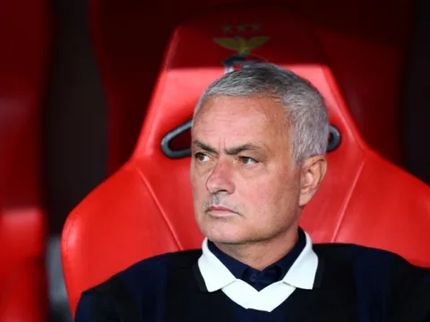 Mourinho cảnh báo, nhưng Amorim không nghe