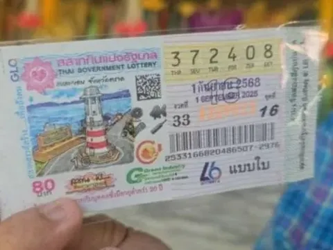 Ế hàng, người phụ nữ bán vé số bất ngờ trúng liên tiếp 6 giải