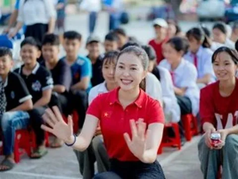 Hoa hậu Kiều Duy trao tặng tủ thuốc cho trẻ em miền núi