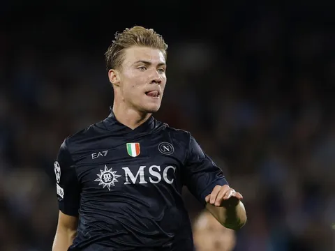 Hojlund 'tàng hình' trước Man City