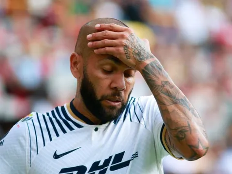 Dani Alves thua kiện