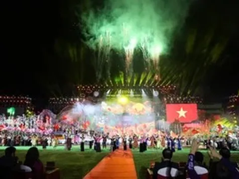 Điện Biên rực rỡ đêm khai mạc Festival Tinh hoa Tây Bắc 2025