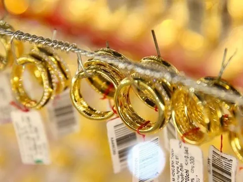 Giữa lúc giá vàng tăng liên tục, một doanh nghiệp ở Hà Nội cho phép khách đặt trước vàng nhẫn, tối đa 300 chỉ một người