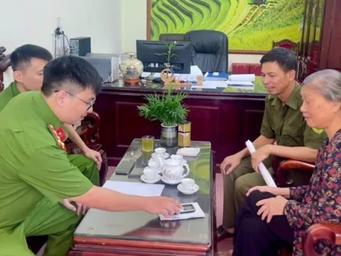 Nhận một cuộc gọi, bà cụ U80 bất ngờ được thông báo mắc nợ gần 40 triệu, phải ra ngân hàng rút toàn bộ tiền để chuyển khoản