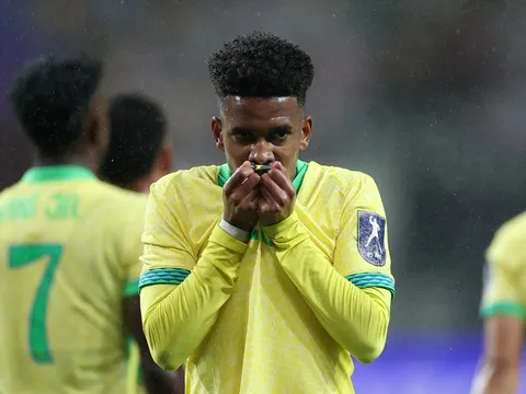 Tình cảnh trái ngược của hai thần đồng bóng đá Brazil