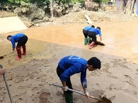 Trường Đại học Điện lực vào vùng lũ hỗ trợ người dân, trường học