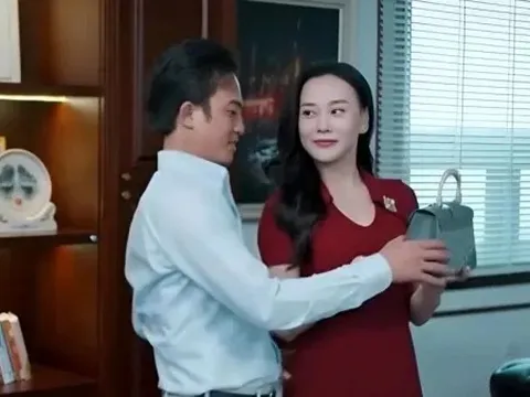 Hình ảnh chiếc túi xách nhỏ xinh đồng hành cùng diễn viên Phương Oanh qua các tập phim 'Gió ngang khoảng trời xanh'