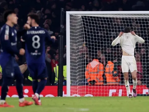 Arsenal bị phạt sau trận thua MU