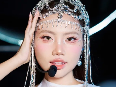 Phương Mỹ Chi gây sốt với tạo hình khác lạ chưa từng thấy
