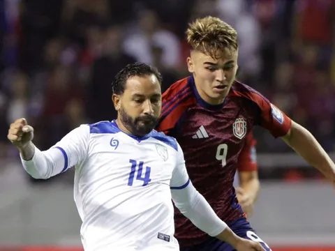 Cảnh sát xông vào phòng thay đồ bắt cầu thủ ở vòng loại World Cup